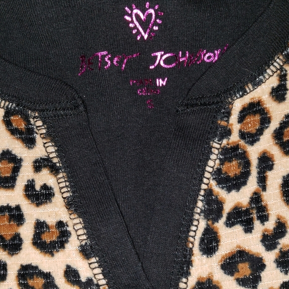 💜 4/$20  Betsey johnson small leopard pj top - Picture 2 of 4